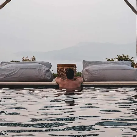 וילה Three Dots Boutique